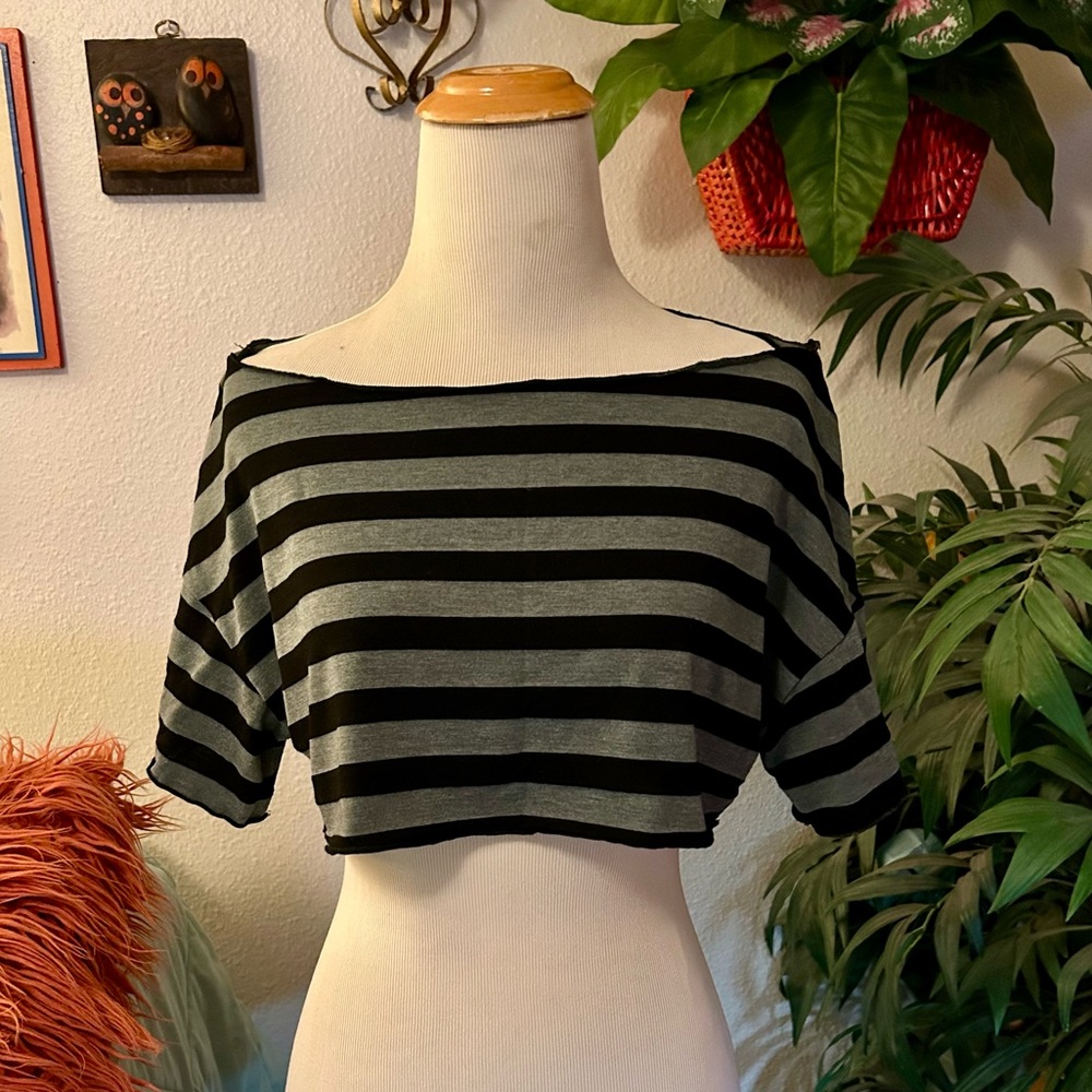 ROMWE Black and Gray Crop Top with Boat Neck and Short Sleeves